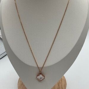 clover pendant necklace